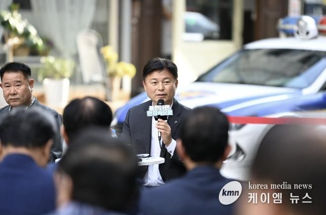조용익 부천시장이 29일, 부천역 피노키오 광장에서 열린 ‘틈만나면, 현장속으로’에서, 막장 유튜버 활동 근절 방안을 논의하고 있다.