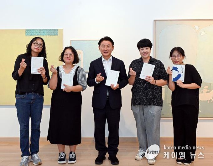 김동근 시장이 9월 29일 백영수미술관에서 ‘공간과 장소’를 함께 읽는 독서모임을 열고, 참가 시민들과 기념사진을 찍고 있다.