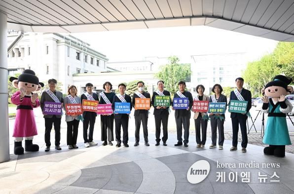 김동근 시장이 9월 29일 ‘추석맞이 청렴실천 캠페인’에서 참여자들과 기념사진을 찍고 있다.