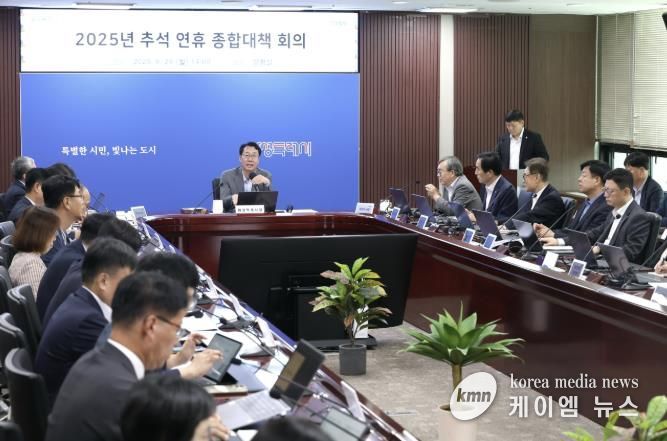 정명근 화성특례시장이 29일 2025년 추석 연휴 종합대책 회의를 열고 종합계획 추진 상황을 점검하고 있다