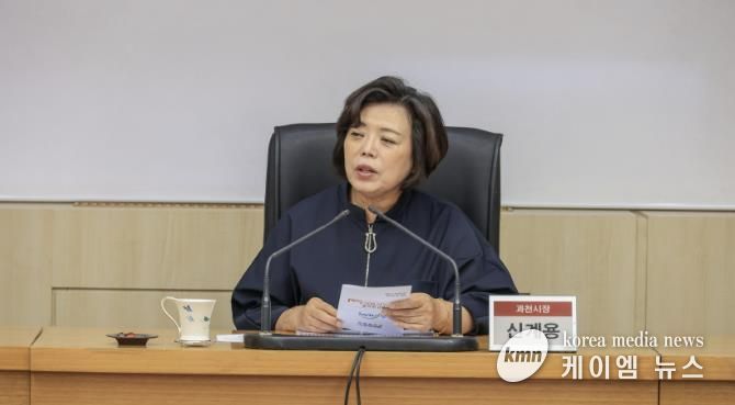 줄타기전수교육관 건립 기본계획수립 용역 중간보고회에서 신계용 과천시장이 발언하고 있다