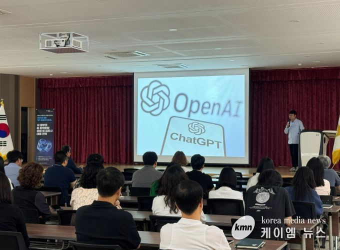 26일 최재운 교수가 김포시청에서 ‘새 정부의 인공지능 정책방향 이해 및 김포시 대응 전략’을 주제로 강연을 펼치고 있다.