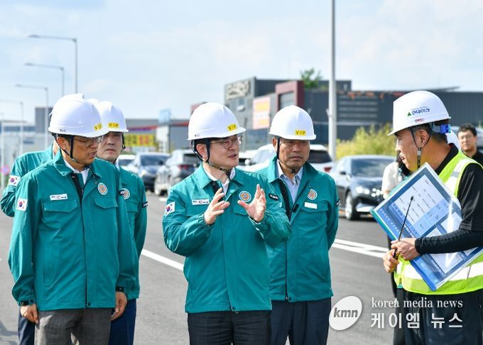 김병수 시장이 29일 ‘양촌산단교차로 입체화사업’ 현장을 찾아 공사 진행 상황을 꼼꼼히 살피고 있다.