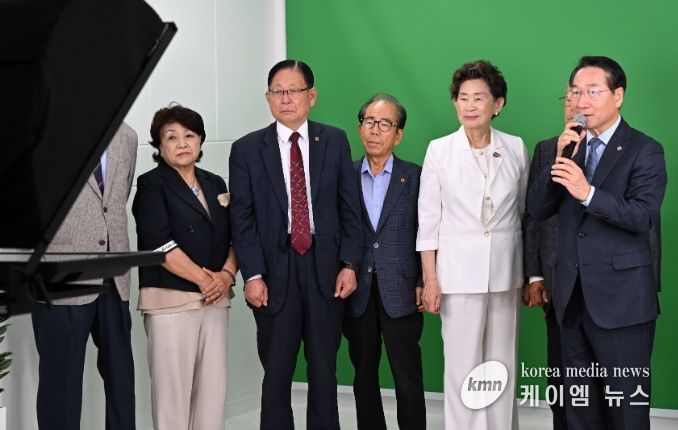 유정복 인천광역시장이 30일 부평구 십정동 스마트 경로당 스튜디오를 방문해 원격으로 어르신들을 만나고 있다.