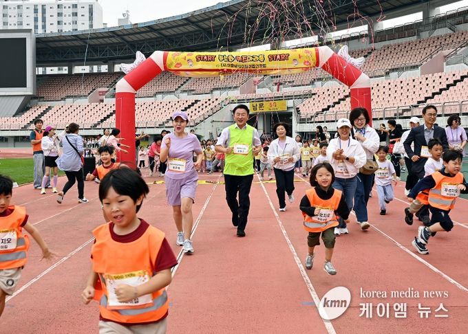 김동근 시장이 9월 30일 ‘2025년 제9회 의정부시어린이집연합회 영유아 체험전’에서 진행되는 키즈 마라톤에 참여하고 있다.