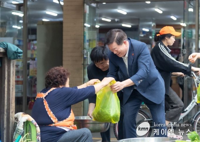 박승원 광명시장이 30일 광명새마을시장을 찾아 성수품 가격을 살피고, 광명사랑화폐로 직접 장을 보며 현장 물가를 점검하고 있다.