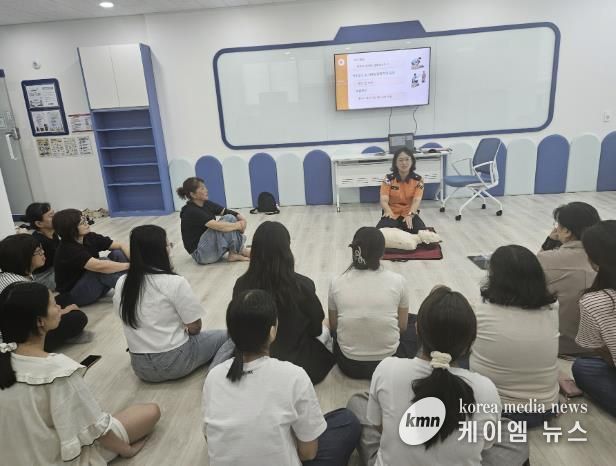 심폐소생술 및 자동심장충격기 교육 모습