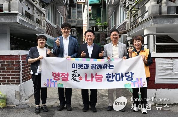 김동근 시장이 9월 30일 ‘돌봄, 삶의현장’ 사업의 참여자들과 함께 기념사진을 찍고 있다.