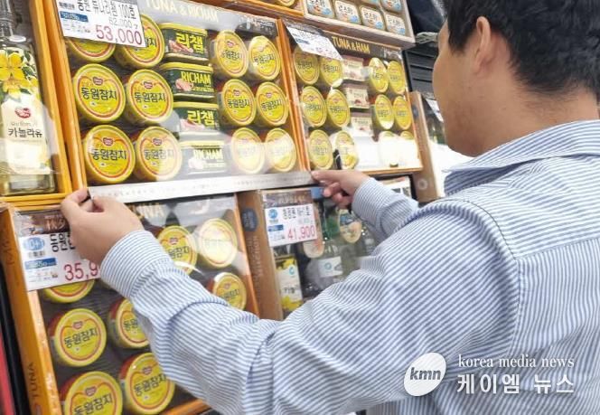 화성특례시 관계자가 지난달 30일 추석을 앞두고 과대포장 점검을 하고 있다