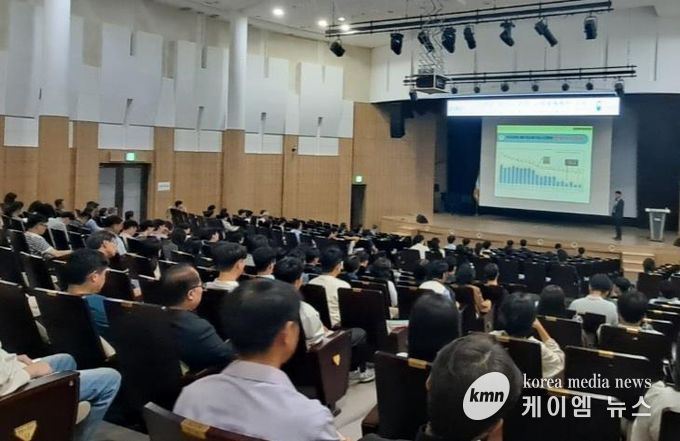 화성특례시가 지난달 30일 중대재해 예방 역량 강화 교육을 하고 있다