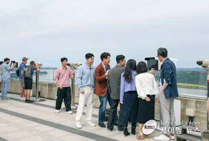 애기봉평화생태공원에 지난 22일 채널 A 대표 프로그램인 ‘이제 만나러 갑니다’팀이 추석 특집편을 진행하기 위해 탈북민과 역사 해설을 맡은 썬킴 교수, 남희석과 김태훈, 김종민 등과 함께 방문했다.