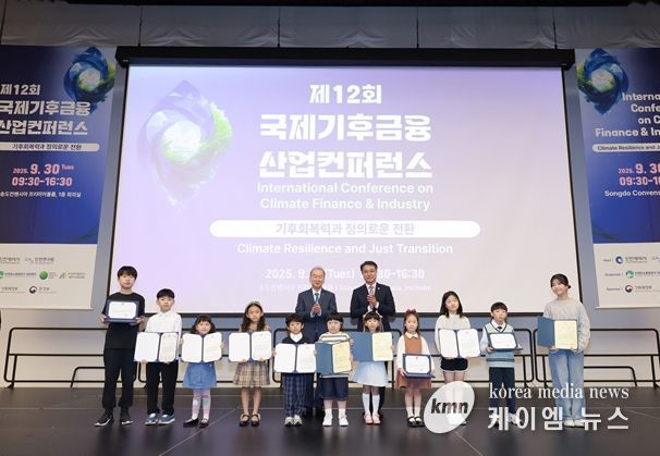 수상자와 박호군 인천연구원장, 정승환 인천광역시 환경국장 기념촬영