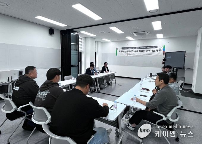 서울시 노원구의회‘ MaaS 연구단체’ 방문단이 고양드론앵커센터를 방문해 고양시 드론 우수사례에 대한 설명을 듣고 있다.