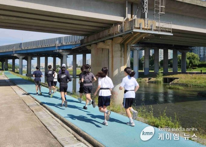 러닝 클래스 참가 청소년들이 마지막 회차에서 목표 거리 5km를 향해 달리고 있다.