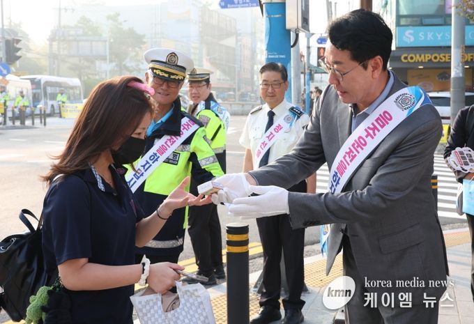 정명근 화성특례시장이 1일 병점역 광장 일원에서 추석맞이 교통안전 캠페인을 하고 있다