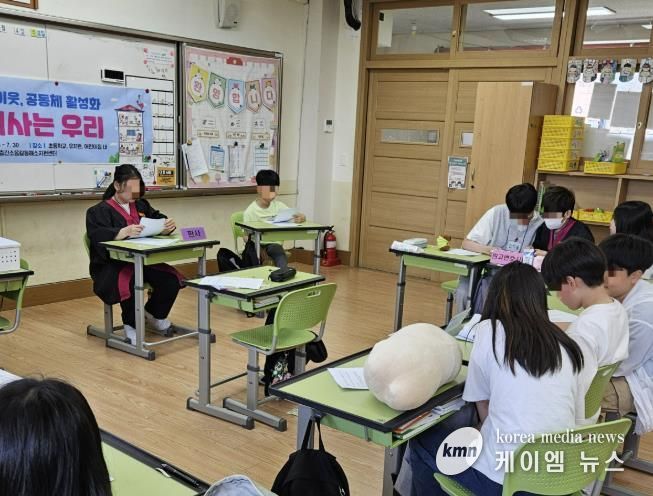초등학생 고학년 대상 '층간소음 모의재판' 교육이 진행 중이다.