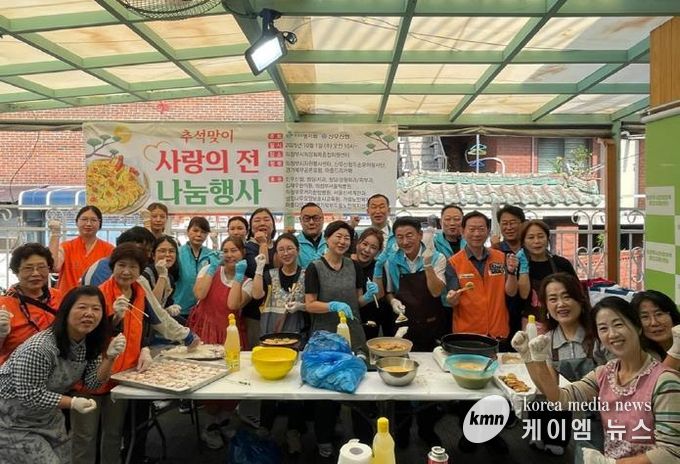 김동근 시장이 10월 1일 ‘사랑의 전 만들기’ 봉사활동 현장에서 참여자들과 함께 기념사진을 찍고 있다.