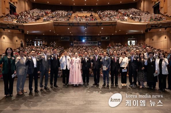 김동근 시장이 10월 1일 ‘제29회 노인의 날 기념식’에서 참석자들과 기념사진을 찍고 있다.