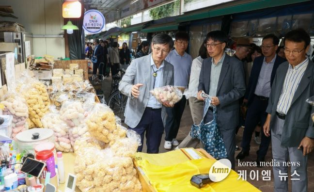 추석 앞두고 전통시장 살리기 동참직원들과 함께 전통시장 장보기 행사