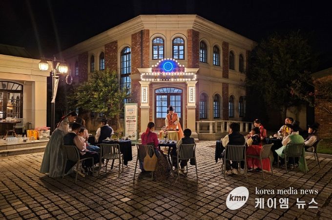 ‘선비될來’참여자들이 탐방을 하고 있다.