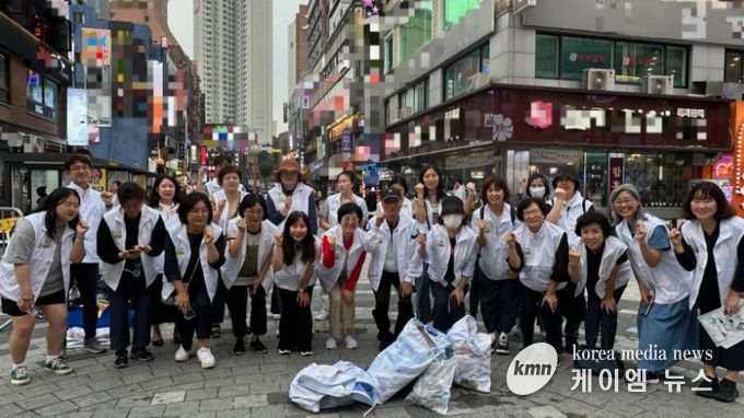 지난 2일 철산 상업지구 일대에서 시민과 함께하는 ‘기후의병 줍킹데이’ 행사 참여자들이 기념사진을 촬영하고 있다.