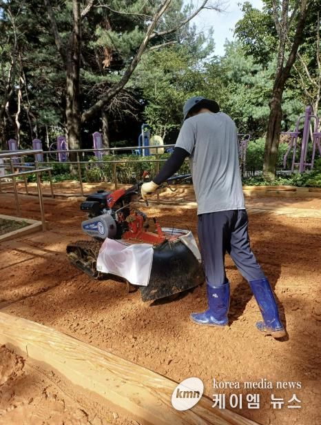성남시 황송공원 내 황톳길에서 로터리 작업(흙 뒤집기)을 진행하고 있다