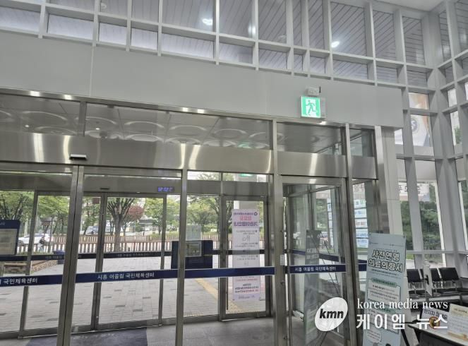 이용고객 주출입문 상단 음성 점명 유도등 무선 제어장치 설치 사진