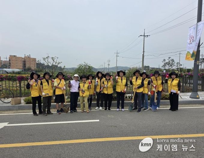 평택시 오성면 주민자치회, 정원박람회 대비 마을 정원 가꾸기 봉사