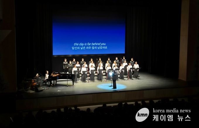 지난 11일 광명극장에서 청년 합창단 '위드(WITH)'의 제2회 정기연주회가 진행 중이다.