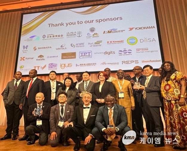 인천항만공사 수상자를 비롯한 관계자들이 기념촬영을 하고 있다 / 사진제공 = 인천항만공사