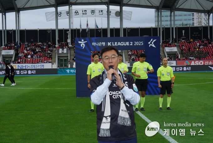 신상진 성남시장이 12일 탄천종합운동장에서 열린 K리그2 제34라운드 성남FC 홈경기에서 인사말을 하고 있다.