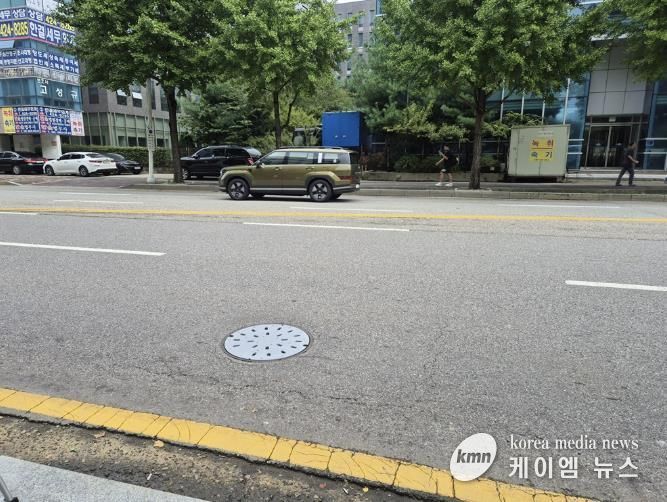 안양시 수원지법 안양지원 옆 도로에 설치한 맨홀충격방지구 실증 사진