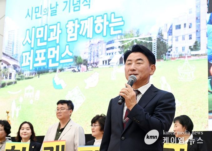 김동근 시장이 10월 11일 ‘제54회 의정부시민의 날 기념식’에서 인사말을 하고 있다.