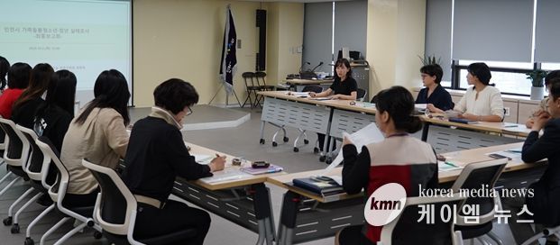 최혜정 인천시사회서비스원 정책연구실 부연구위원이 지난달 말 ‘인천시 가족돌봄청소년·청년 실태조사’ 연구 최종보고를 하고 있다.