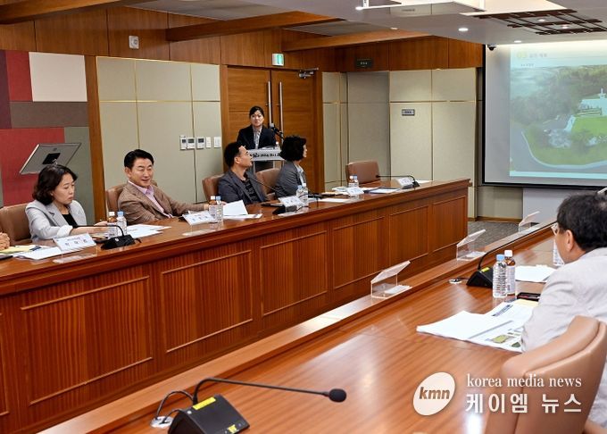 김동근 시장이 10월 14일 시청 소회의실에서 ‘의정부 메모리얼 파크 조성사업 기본 및 실시설계 용역’ 최종보고회를 진행하고 있다.