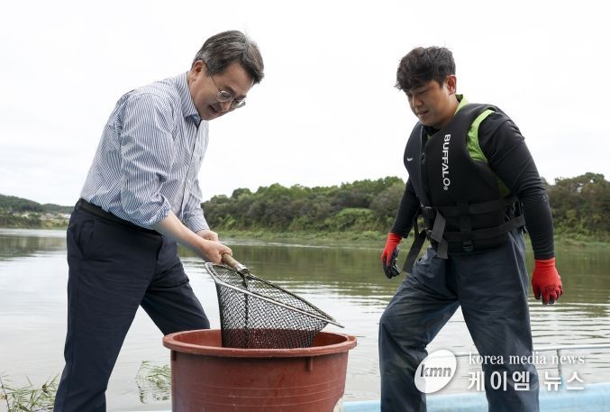 김동연 지사와 한탄강 청년어부 김은범씨