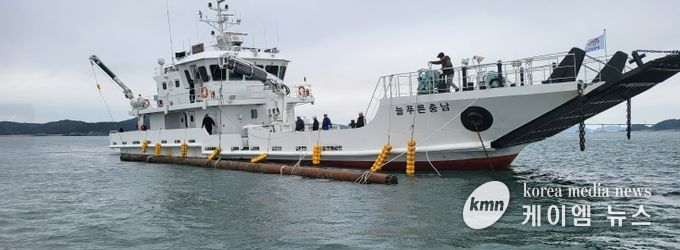 늘푸른충남호 긴급 투입해 보령해경과 합동 작업