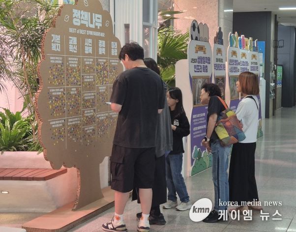 시민들이 ‘혁신·우수사례 전시회’에 마련된 정책나무에 ‘BEST of BEST 사례’를 투표하고 있다.