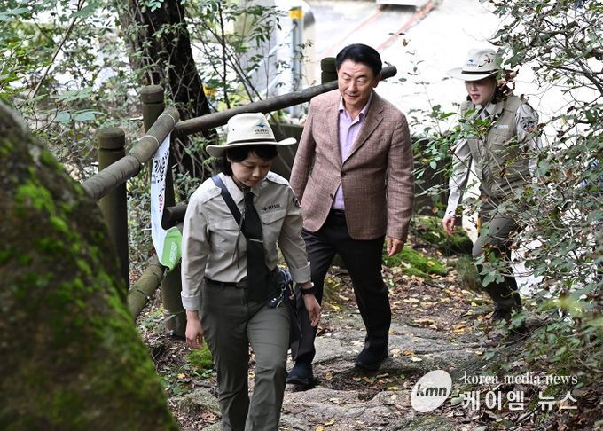 김동근 시장이 10월 14일 북한산국립공원 의정부 구간(회룡탐방로)에서 국립공원공단 자연환경해설사와 함께하는 현장 탐방 및 소통의 시간을 가졌다.