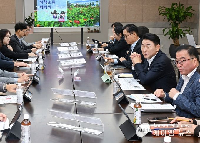 김동근 시장이 10월 15일 시청 회룡홀에서 ‘10월 동장단 정책소통 티타임’을 진행하고 있다.