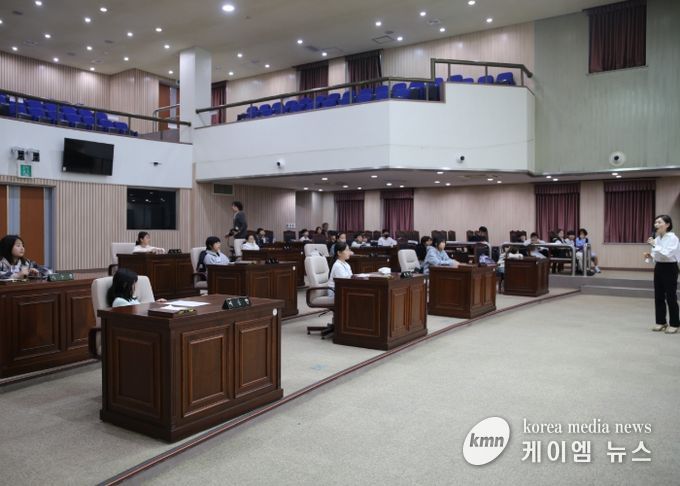 군포시의회가 15일 개최한 2025년도 제2회 모의의회 현장. 당동초등학교 학생자치회 소속 학생 30명이 모의의회에 참가했다.