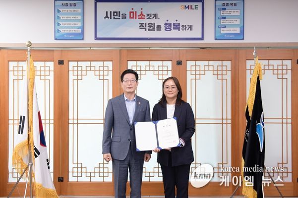 인천시설공단(이사장 김재보, 좌측)은 15일 김연주 인하대학교병원 인천권역심뇌혈관질환센터 예방관리센터장(우측)을 공단의 산업보건의로 위촉했다.