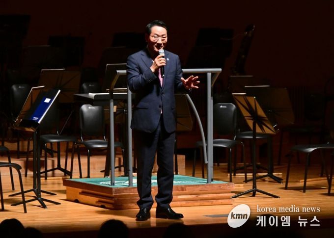 유정복 인천광역시장이 15일 아트센터인천에서 열린 '제61회 인천시민의날 기념음악회'에서 인사말을 하고 있다.