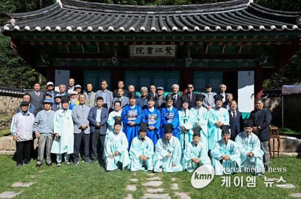 김동근 시장이 10월 15일 문열공 박태보 추향제에서 반남박씨 종중들과 기념사진을 찍고 있다.