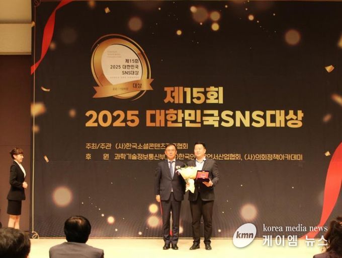 중앙 왼쪽부터 (사)한국소셜콘텐츠진흥협회 김민섭 부회장, 평택시 소통홍보관 김재현 소셜미디어팀장