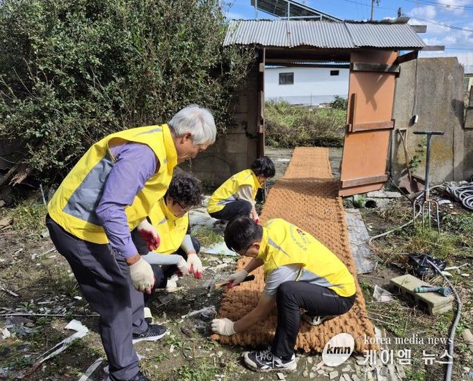 평택시 오성면 지역사회보장협의체, 취약계층에 생필품과 계절 김치 전달 및 주거환경 개선 봉사