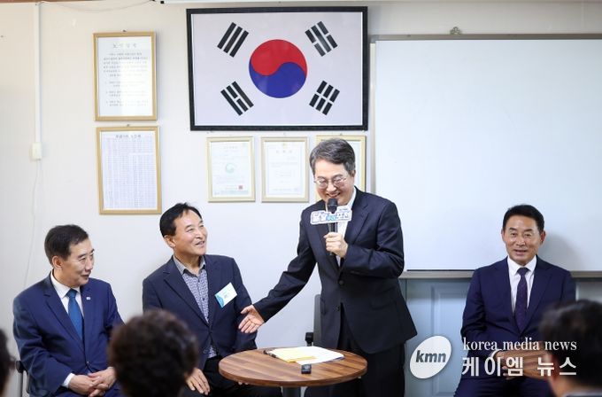 김동연 지사가 16일 포천시 마치미 마을에서 열린 ‘경기 RE100 최우수 마을 현판 제막식’에서 발언하고 있다.