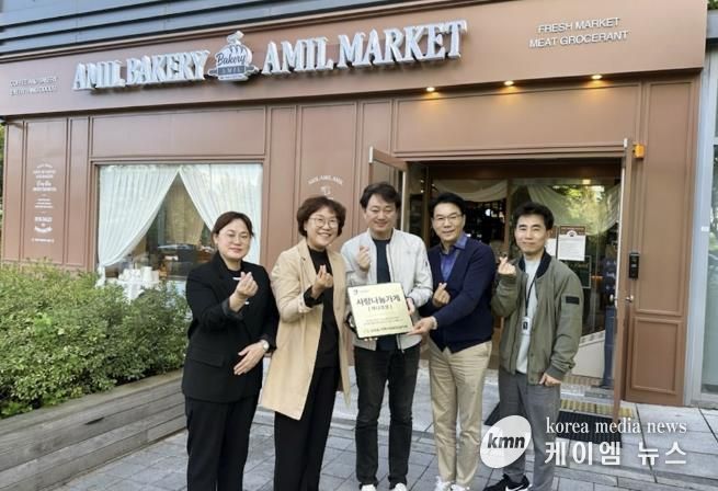 수원시 권선구 금곡동 지역사회보장협의체, ‘사랑나눔가게’ 2개소 현판 전달