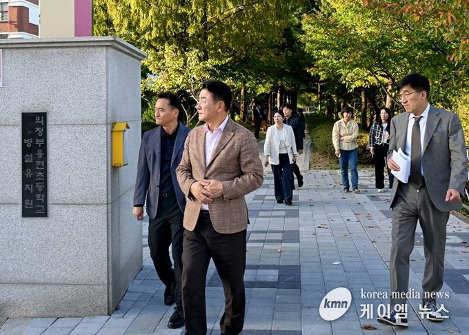 김동근 시장이 10월 16일 쌈지공원 일원에서 통학로 안전 확보와 주민 생활환경 개선을 위한 점검을 하고 있다.