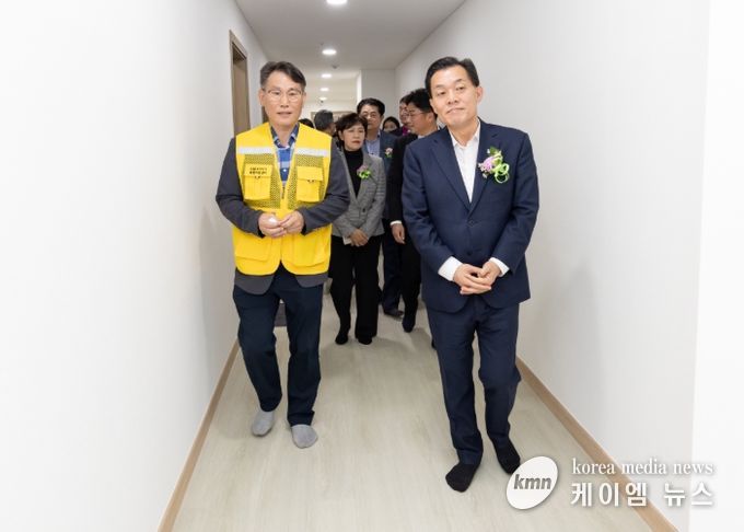 이재준 수원시장(오른쪽)이 리모델링한 노숙인일시보호시설(꿈터)을 둘러보고 있다.